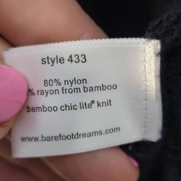 Barefoot Dreams Bamboo Chic Lite Cardigan Medium Navy Side Pockets Style 433 - Picture 3 of 3